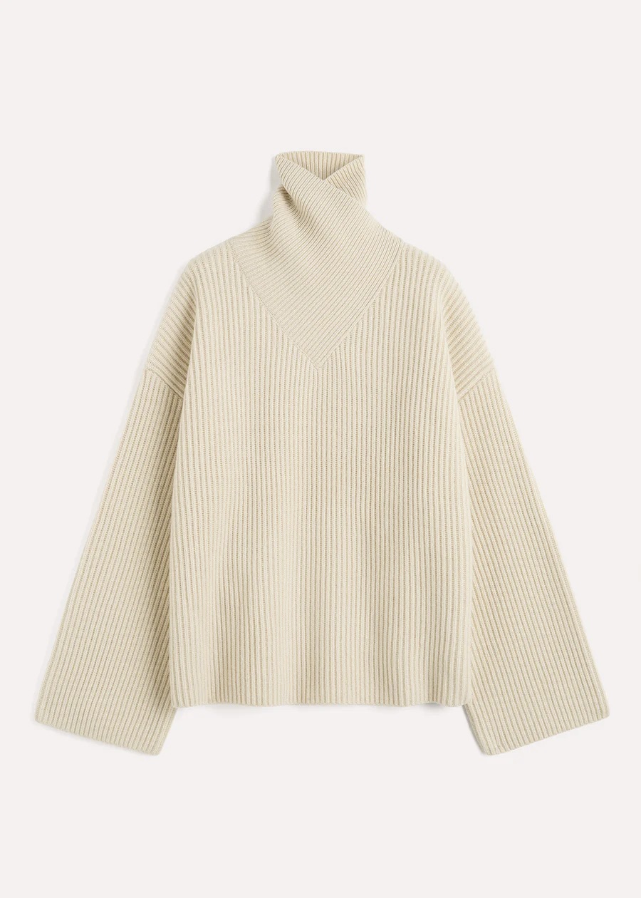 Beige överlappande hals och avslappnade armar Beige överlappande hals och avslappnade armar