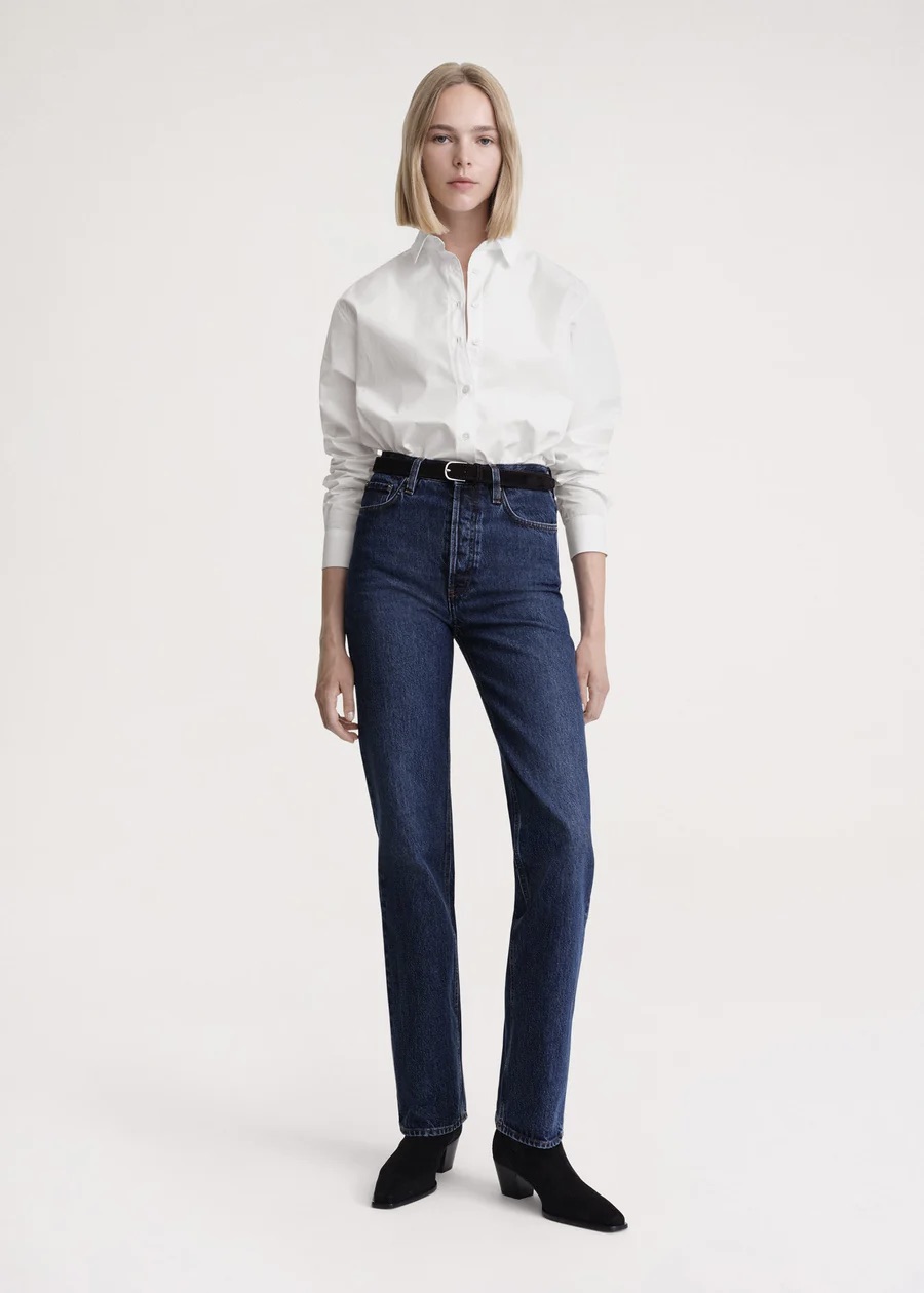 Blå jeans tillverkade av styv ekologisk bomullsdenim