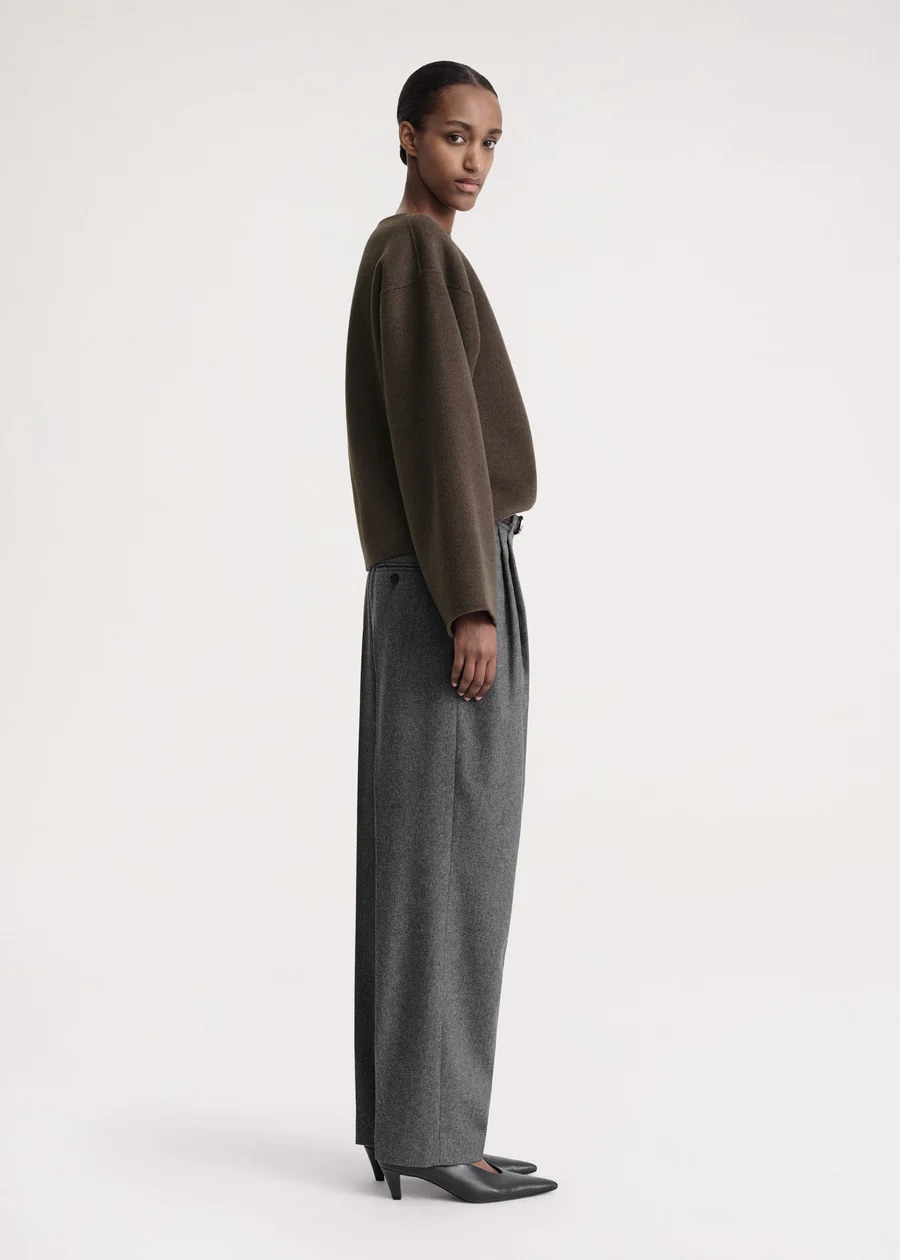 Brun slip-on tröja med kantiga armsömmar och smal midja Brun slip-on tröja med kantiga armsömmar och smal midja